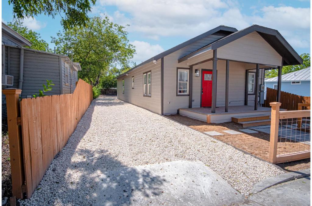 Delightfully Renovated 4 BR2 BA Near DT Riverwalk - Дом с четырьмя спальнями