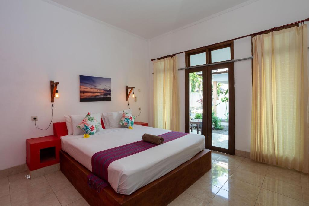 Postel nebo postele na pokoji v ubytování Kidi's Lodge Gilitrawangan