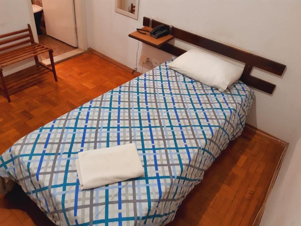 1 dormitorio con 1 cama con 2 almohadas en SOTAM HOTEL, en Fernandópolis