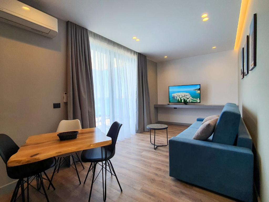 TV a/nebo společenská místnost v ubytování LOOKOUT Apartments