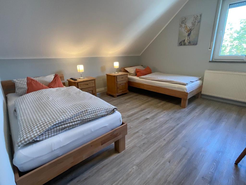 Habitación con 2 camas y 2 mesitas de noche en Hotel St. Peter, en Dormagen