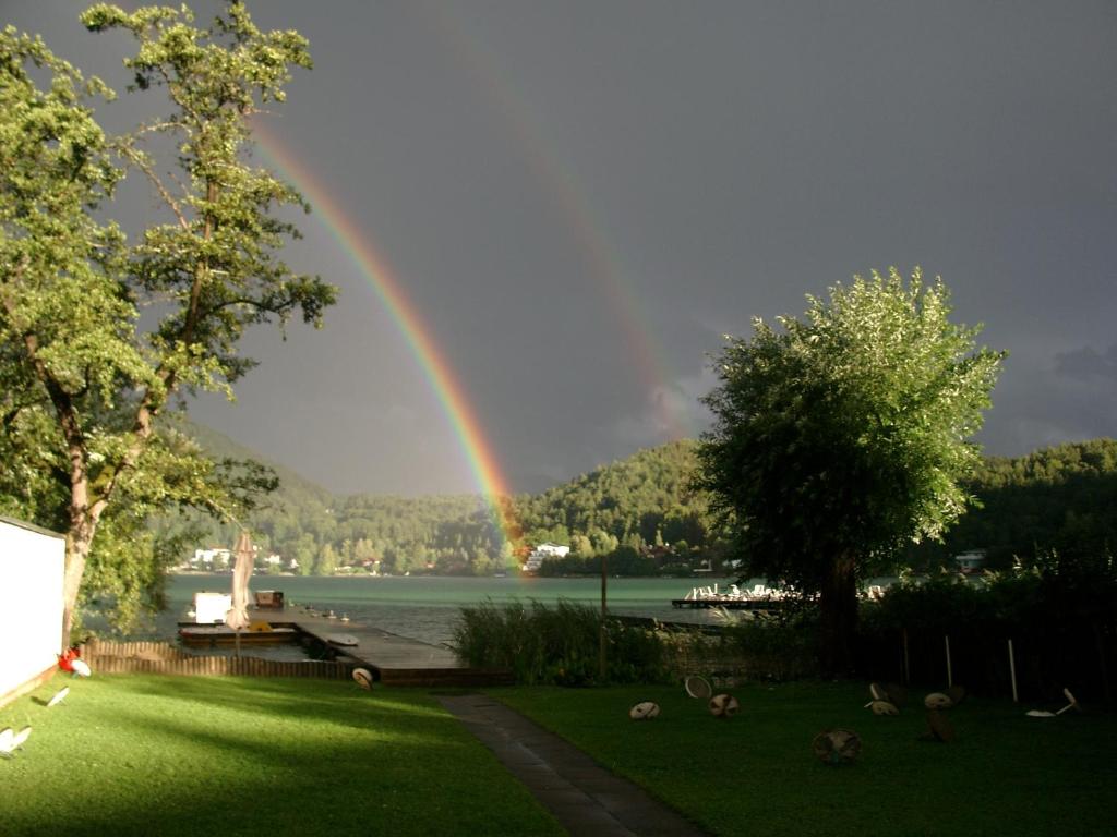 ein Regenbogen über einem Wasserkörper in der Unterkunft Frühstückspension Steffi in Sankt Kanzian am Klopeiner See