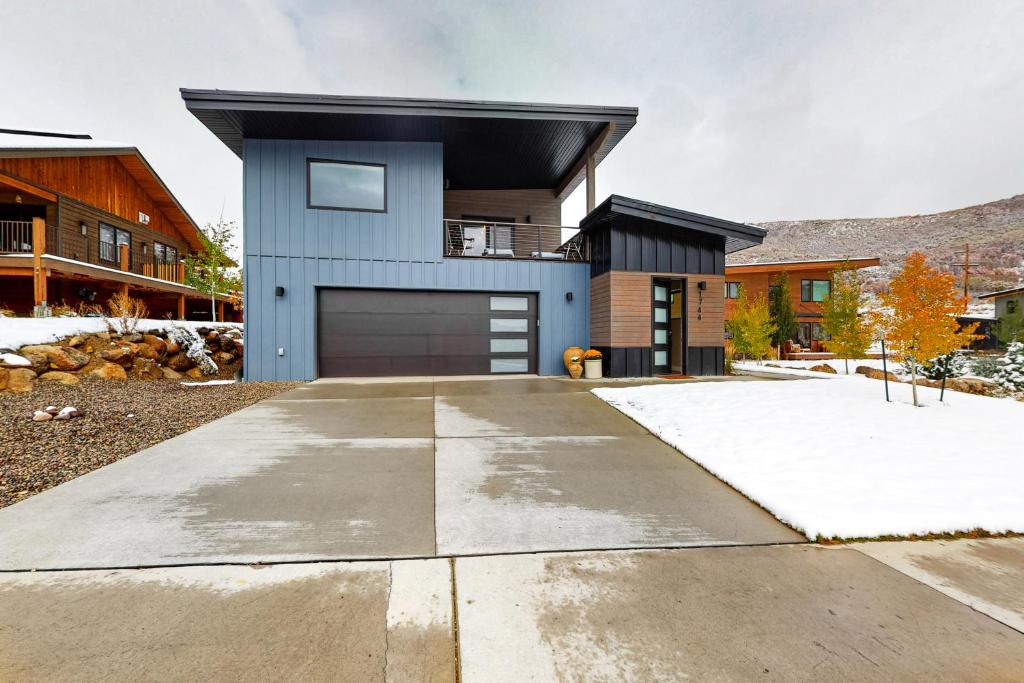 een huis met een garage op de oprit bij Sunlight Retreat in Steamboat Springs