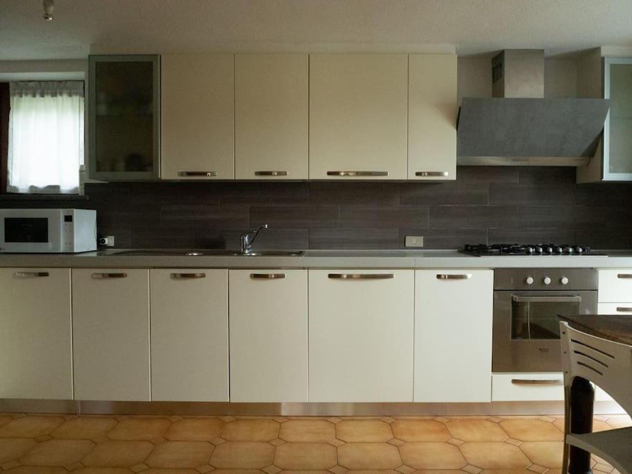 Kuchyňa alebo kuchynka v ubytovaní La tua villa sul Lago - Casa Kollegger