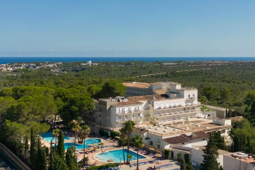 an aerial view of the hotel and the swimming pool at Hotel Castell dels Hams in Porto Cristo