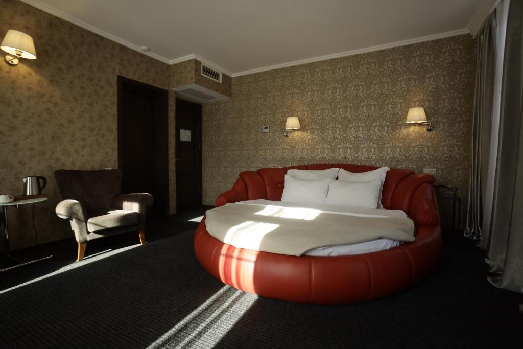 Postel nebo postele na pokoji v ubytování Redline Hotel