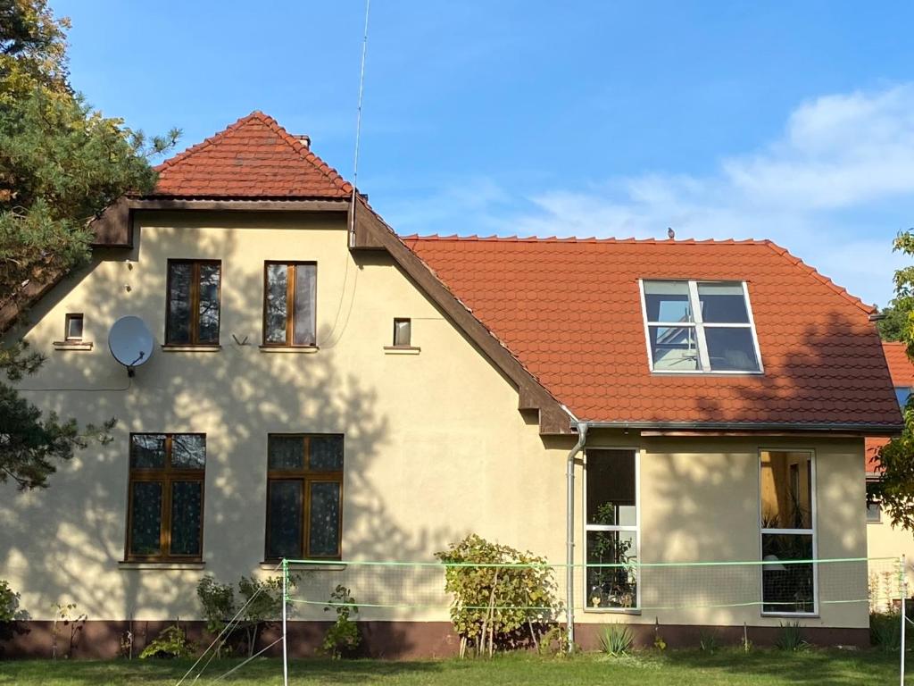 una casa con techo naranja en Agroturystyka Staroscin en Rzepin