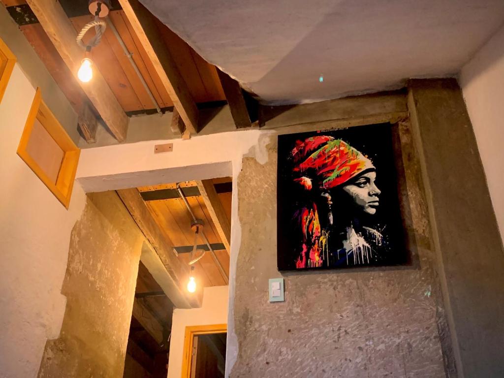 een schilderij van een vrouw aan een muur bij Amuya Hostel in Chiquinquirá