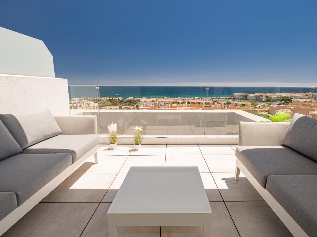 Χώρος καθιστικού στο Luxury new modern penthouse with golf and sea Views - Via Celere 2390