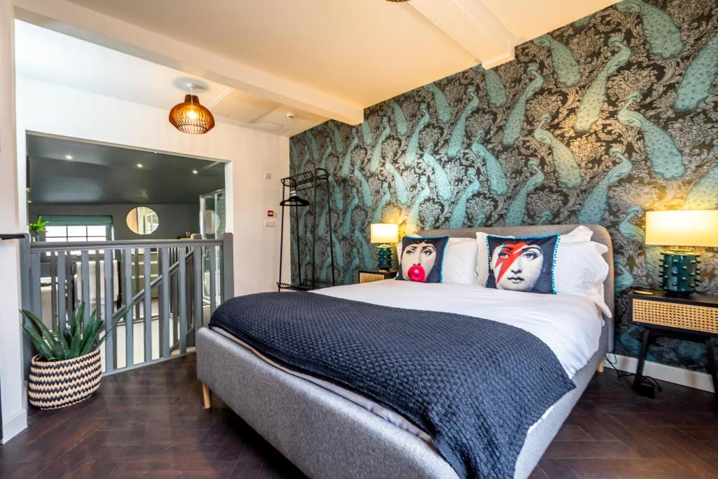 um quarto com uma cama grande e um mural de parede em The Bookclub em York
