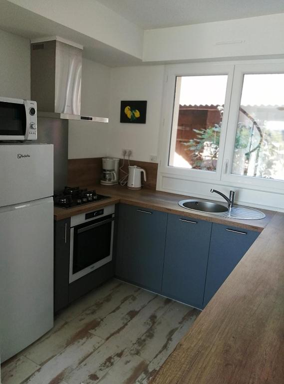 Kuchyňa alebo kuchynka v ubytovaní Duplex du Bois d'Amour