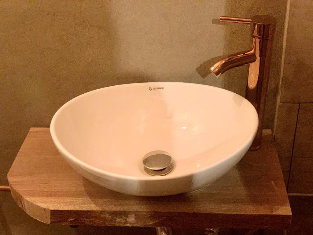 a white sink sitting on top of a wooden table at Amuya Hostel in Chiquinquirá