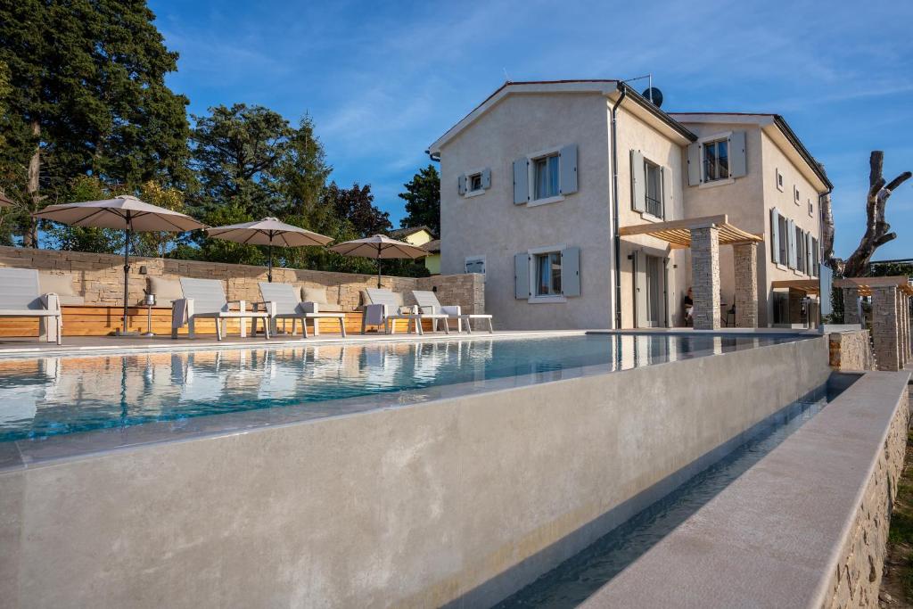 Willa z basenem obok budynku w obiekcie Restaurant & Villa Morgan w mieście Brtonigla