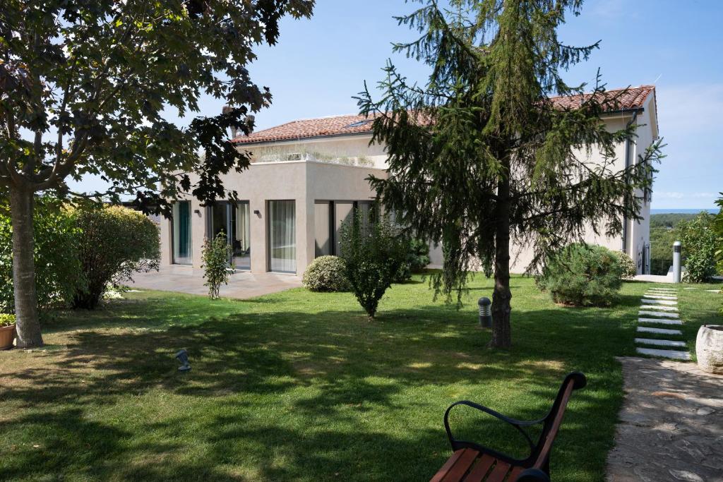 Ogród w obiekcie Restaurant & Villa Morgan