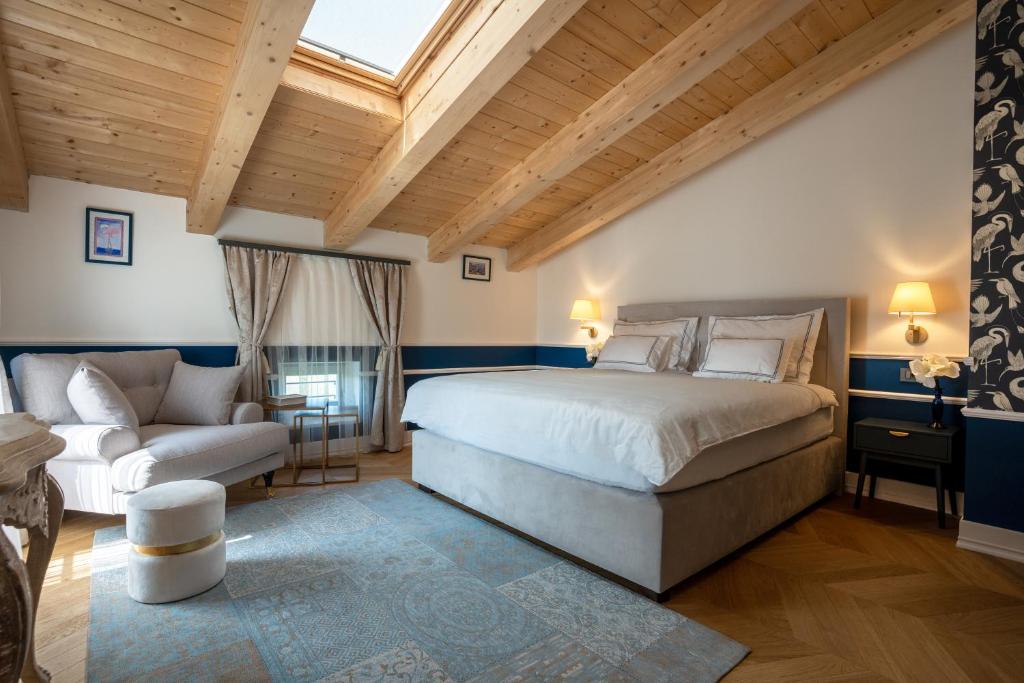 sypialnia z dużym łóżkiem i kanapą w obiekcie Restaurant & Villa Morgan w mieście Brtonigla