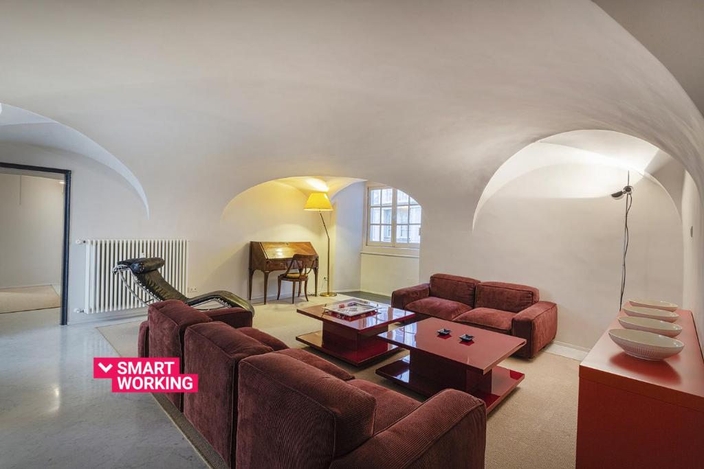 uma sala de estar com dois sofás e uma mesa em Garibaldi Glamorous Apartment by Wonderful Italy em Gênova