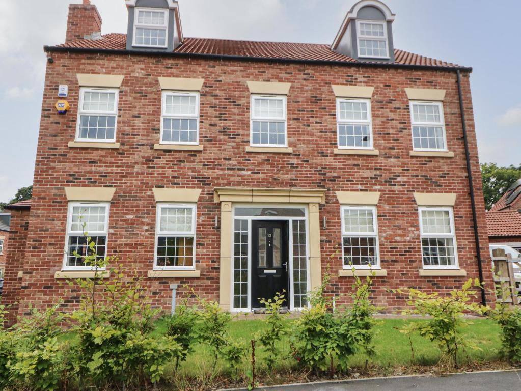 Vacation Home 12 Lawnswood Crescent, Leeds, UK