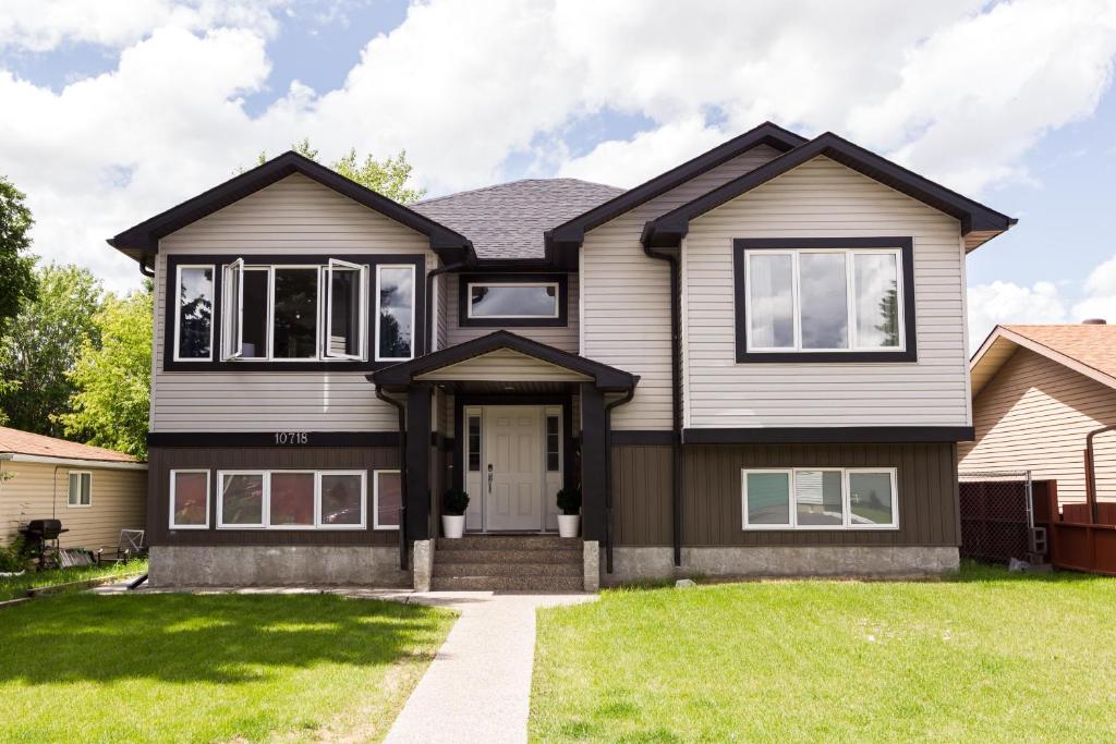 uma representação de uma casa em Executive Home - Long Stays Welcome - Garage Parking - Free WiFi & Netflix em Edmonton