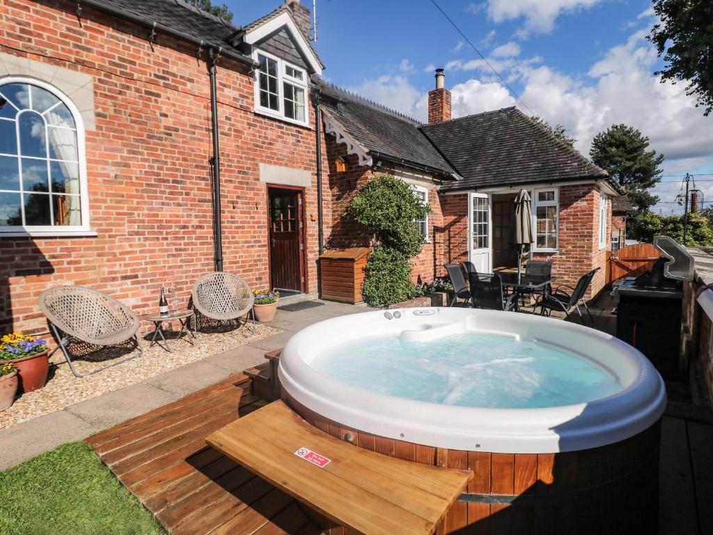 a hot tub in the backyard of a house at Orchard Cottage in Ashbourne