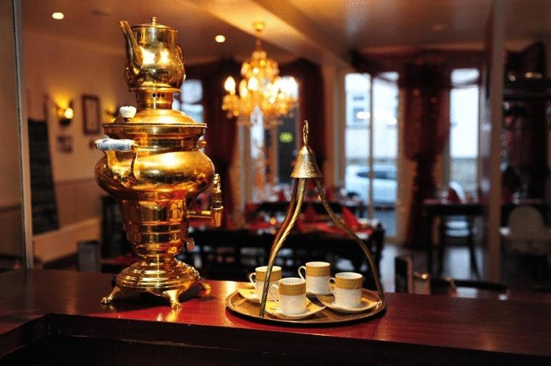 Příslušenství pro přípravu čaje a kávy v ubytování Hotel Hirsch Garni