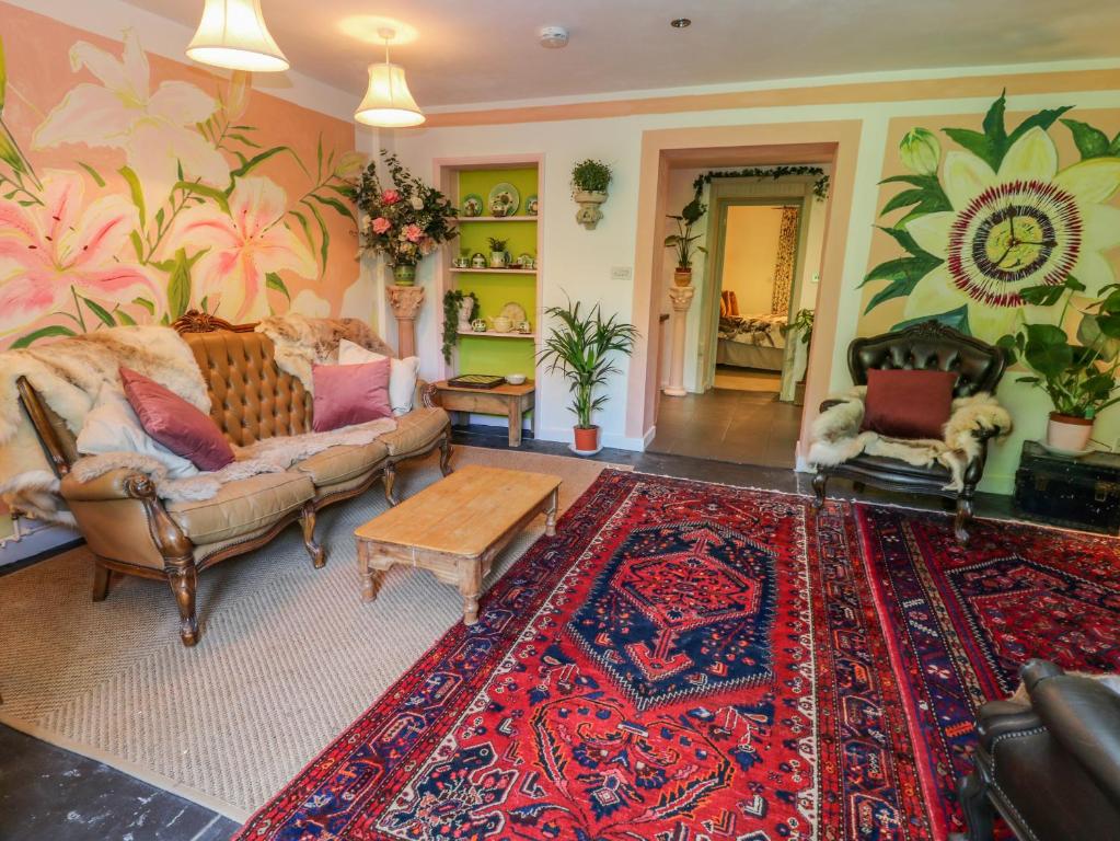 een woonkamer met een bank en een tapijt bij Lily Pad in Okehampton