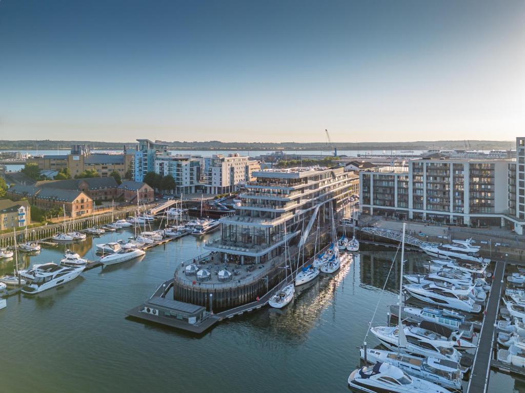 Harbour Hotel & Spa Southampton في ساوثهامبتون: مجموعة من القوارب مرساة في المارينا