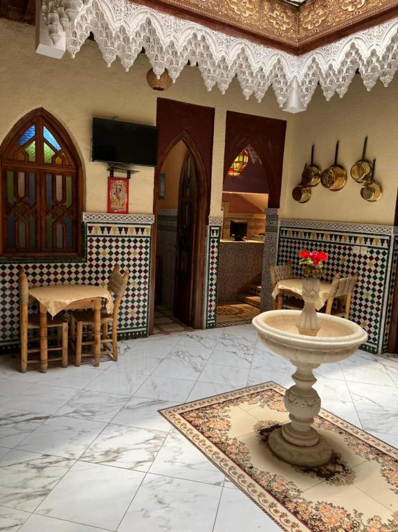 TV a/nebo společenská místnost v ubytování Riad Elijah Marrakech & Spa