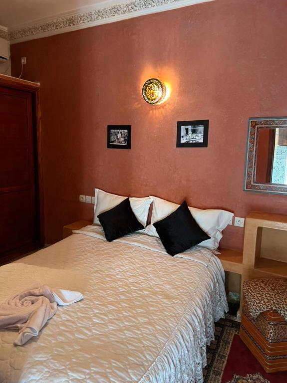 Postel nebo postele na pokoji v ubytování Riad Elijah Marrakech & Spa