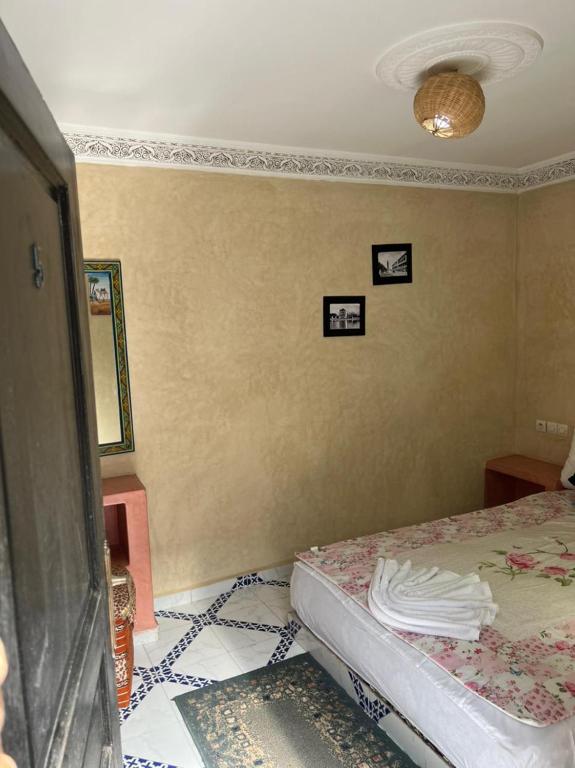 Postel nebo postele na pokoji v ubytování Riad Elijah Marrakech & Spa