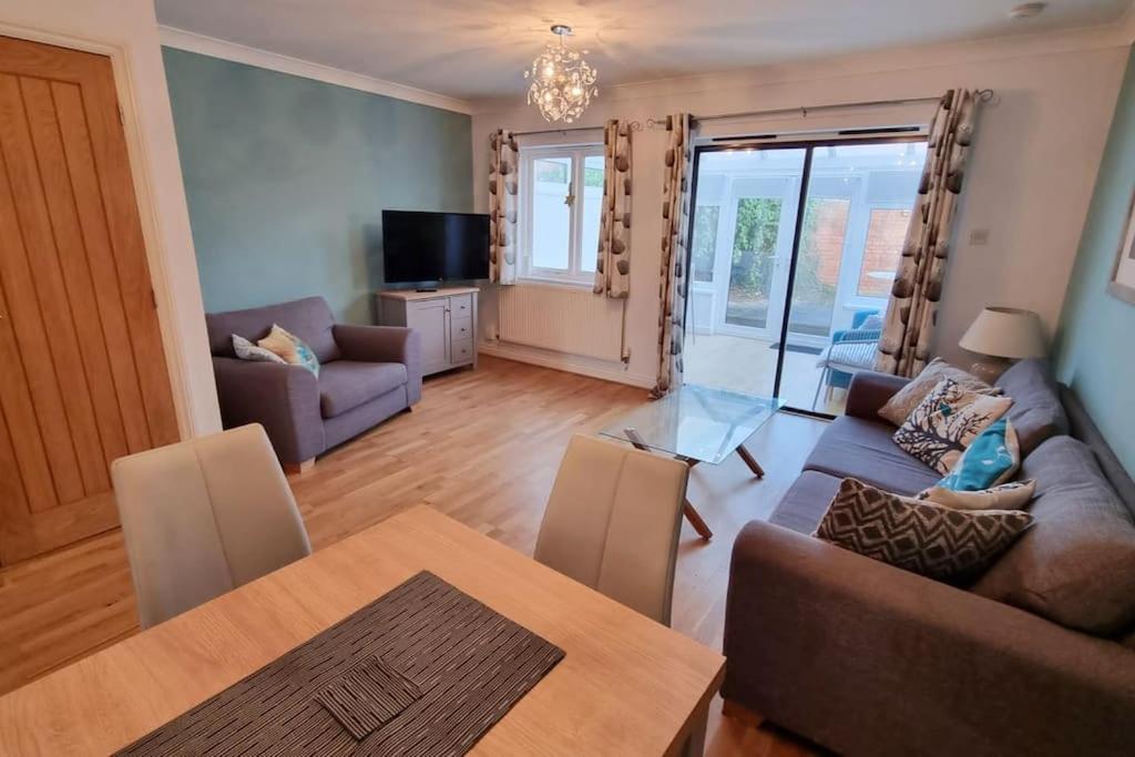 sala de estar con sofá y mesa en Cosy Family Home Near the Quay, en Exeter