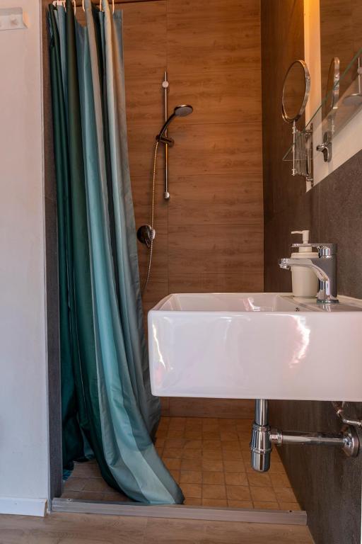 A bathroom at Misar-36