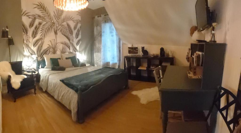 een slaapkamer met een bed, een tafel en een bureau bij Chambre climatisée au cœur de brive avec téléviseur connecté wifi Netflix in Brive-la-Gaillarde