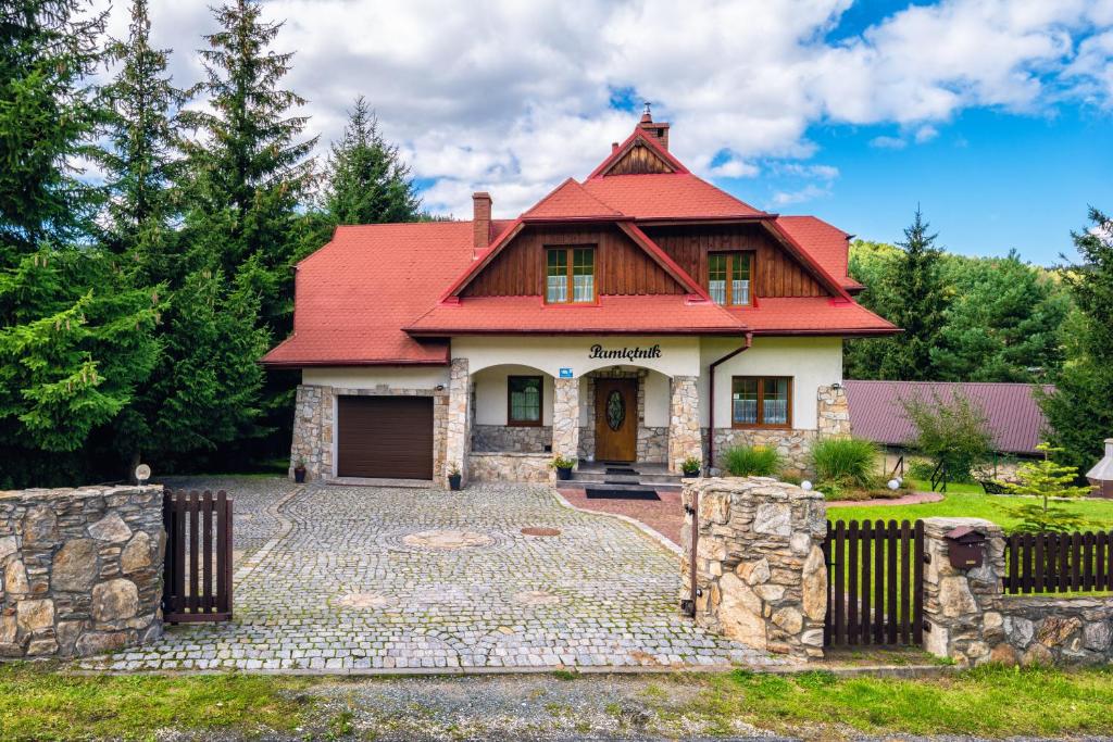 a house with a red roof and a driveway at Willa Pamiętnik in Stronie Śląskie