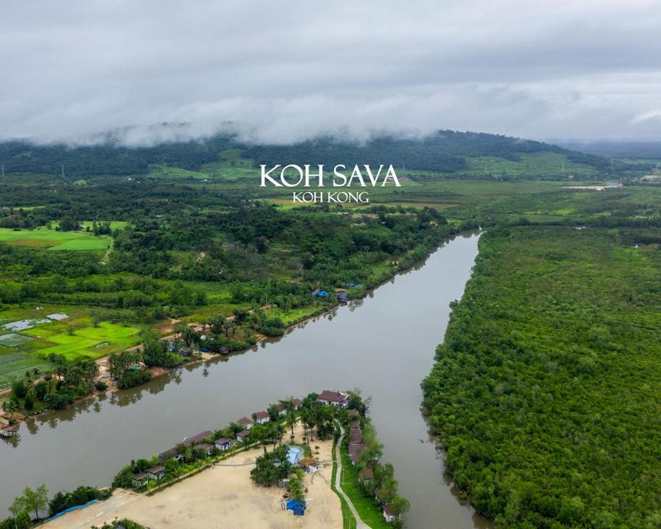 una vista aérea del río Koti Savaka en SS Villa & Resort en Trâpeăng