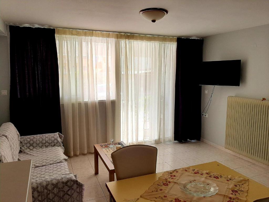 Sitia Holidays 2 في سيتيا: غرفة معيشة مع أريكة وطاولة