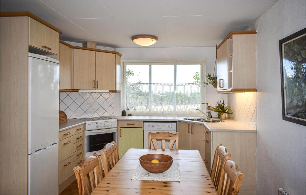 una cocina con una mesa de madera con un tazón. en Beautiful Home In Klgerup With House A Panoramic View en Klågerup