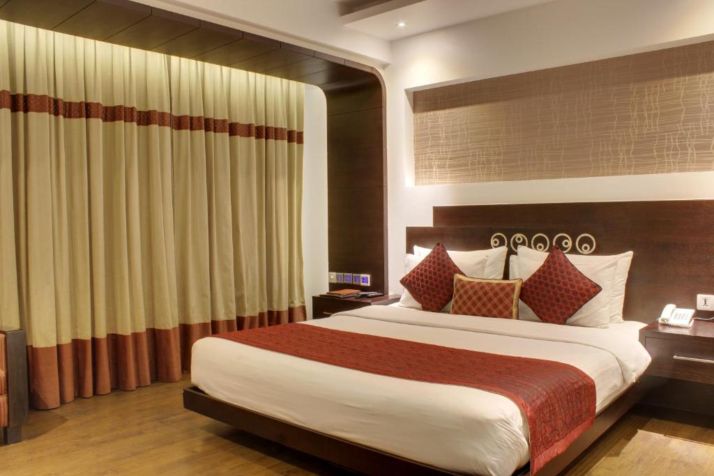Postel nebo postele na pokoji v ubytování Hotel Godwin Deluxe Near New Delhi Railway Stn Offers Free Airport Pick-up