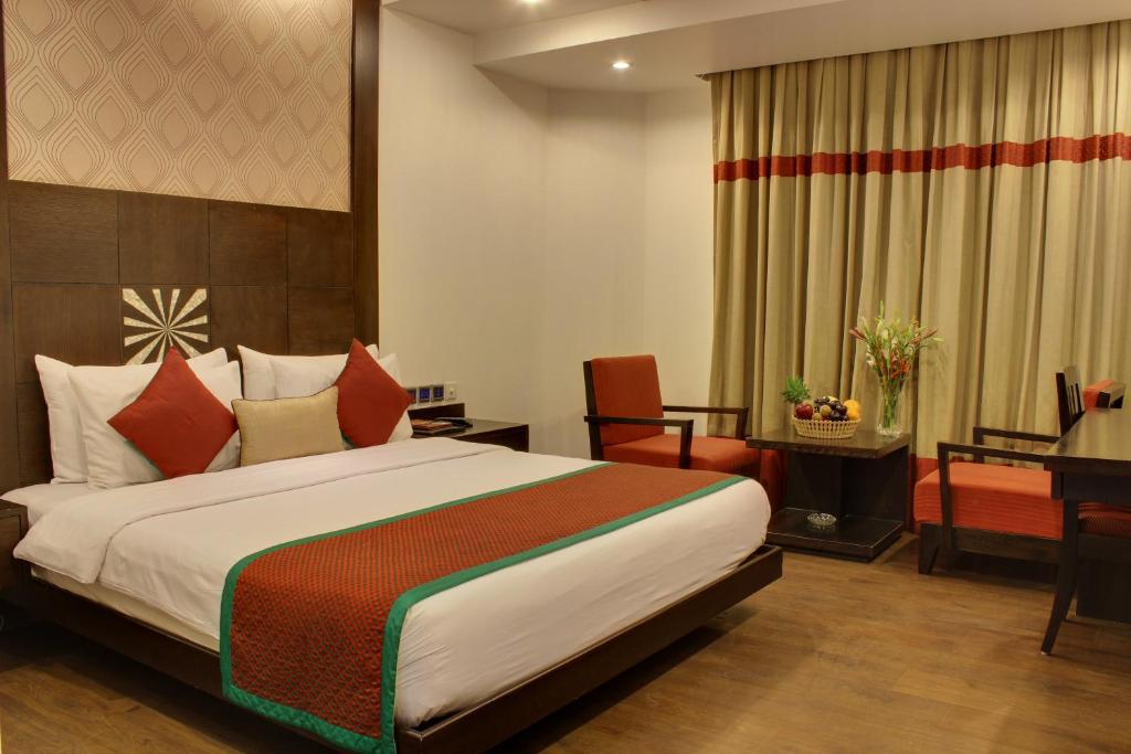 Postel nebo postele na pokoji v ubytování Hotel Godwin Deluxe Near New Delhi Railway Stn Offers Free Airport Pick-up
