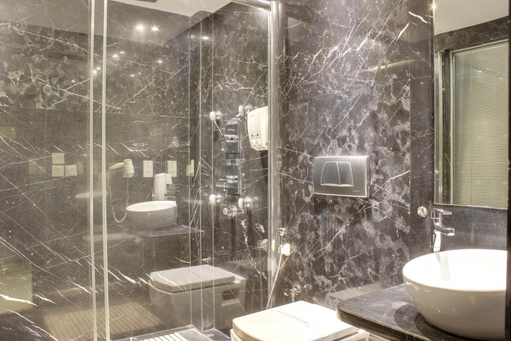 Koupelna v ubytování Hotel Godwin Deluxe Near New Delhi Railway Stn Offers Free Airport Pick-up