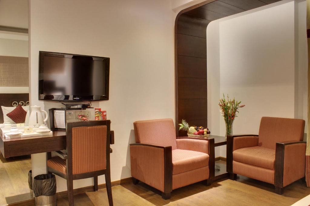 TV a/nebo společenská místnost v ubytování Hotel Godwin Deluxe Near New Delhi Railway Stn Offers Free Airport Pick-up