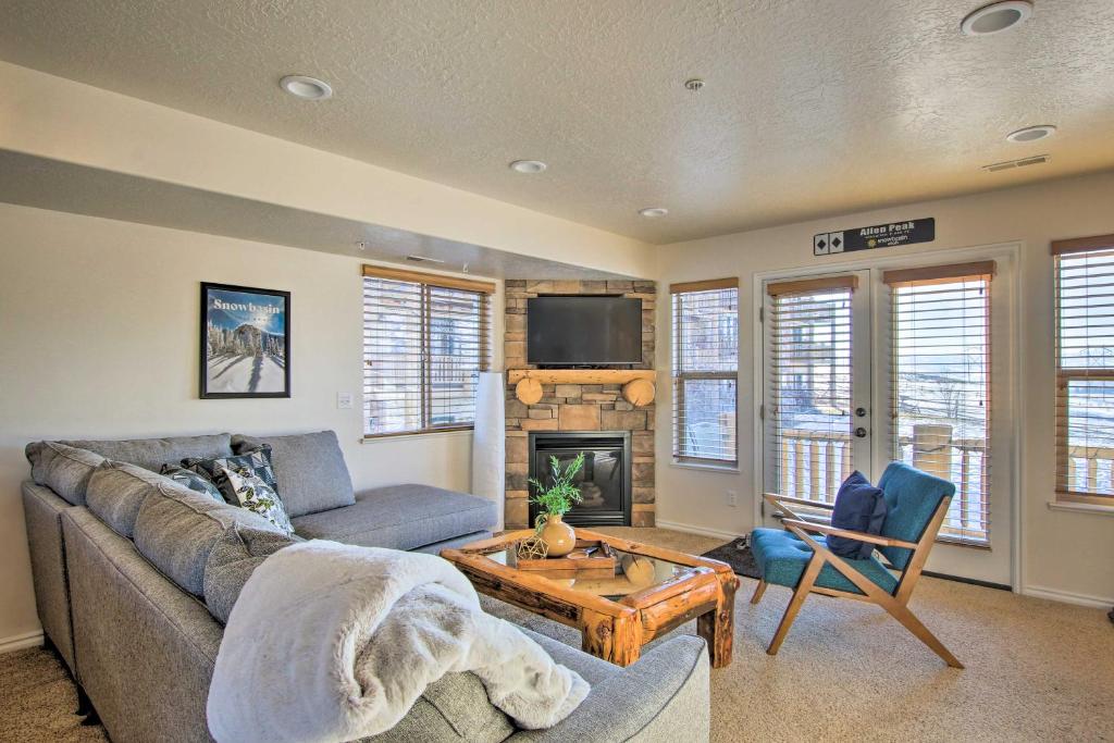 ein Wohnzimmer mit einem Sofa und einem Tisch in der Unterkunft 2-Condo Property with Mtn Views by Golf and Ski Resort in Eden