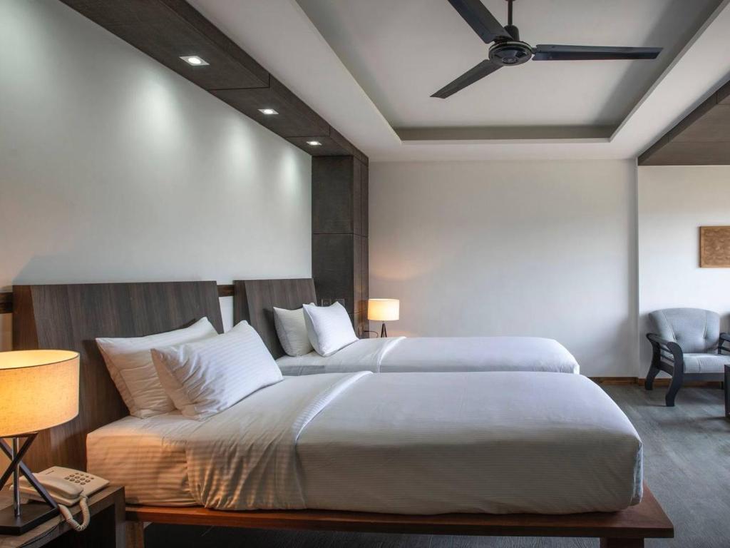 Postel nebo postele na pokoji v ubytování Ataraxis Grand and Spa Fuvahmulah