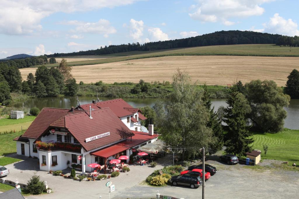 una vista aérea de una casa con techo en Pension Všeruby, en Všeruby