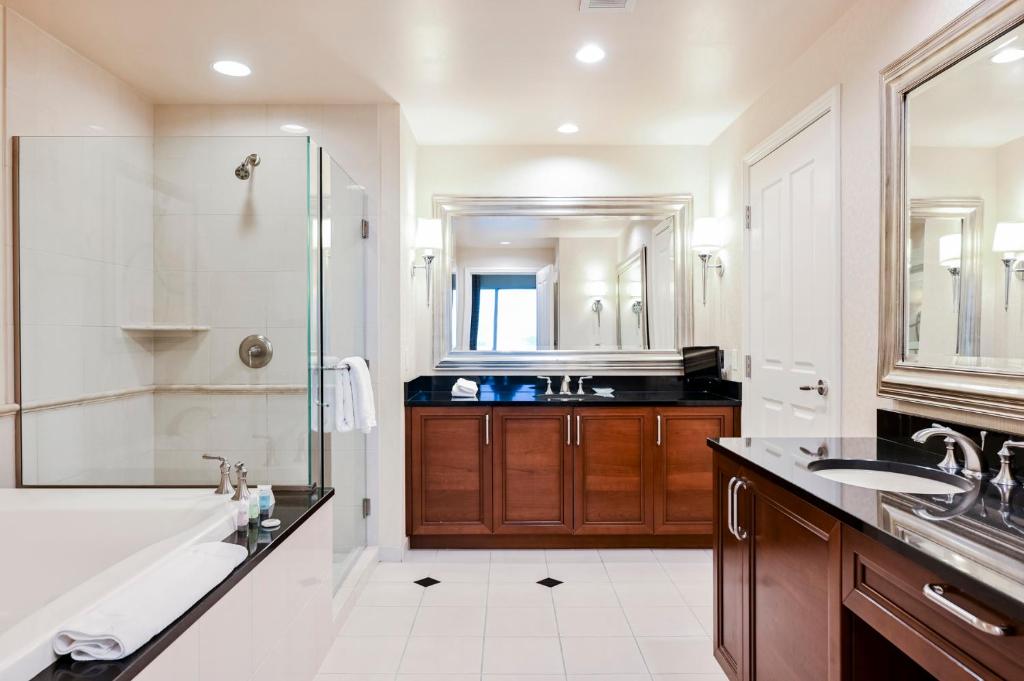 StripViewSuites at Signature - Penthouse Floor Two-Bedroom - Strip View & Balcony