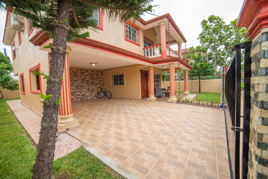 a house with a courtyard and a driveway at Willy's house in Jarabacoa