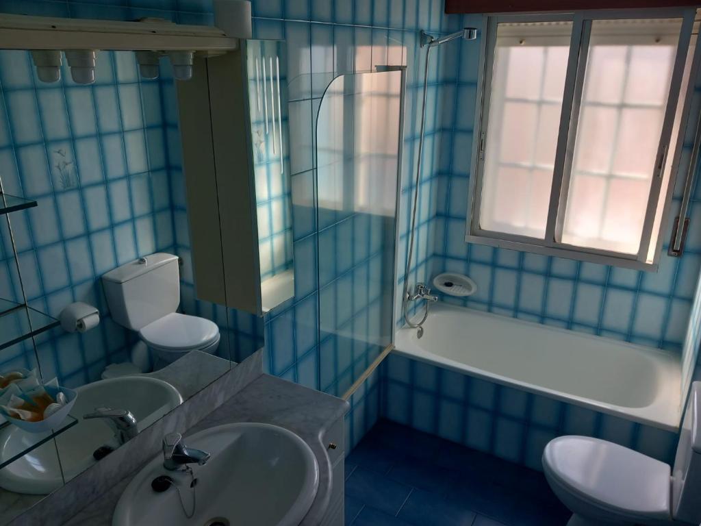Kúpeľňa v ubytovaní 2º Izq. Piso en O Grove, para Vacaciones y Fines de Semana.