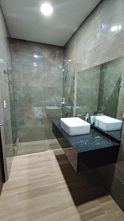 Hotel Cayuga - Dreibettzimmer Mit Badezimmer