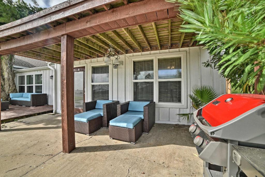 a pergola with chairs and tables on a patio at Rockport Bayfront Studio with Patio Casa Familia in Rockport