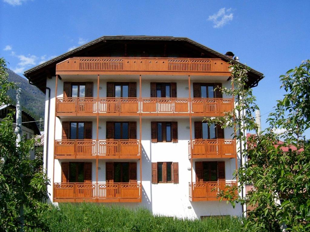 un bâtiment avec des balcons orange sur son côté dans l'établissement Casa Anselmi, à Croviana