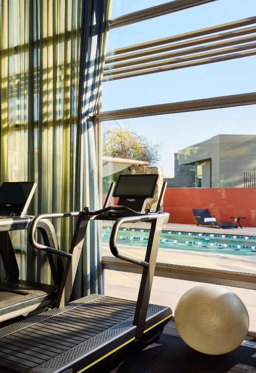 Bazén v ubytování Sanctuary Camelback Mountain Resort and Spa nebo v jeho okolí